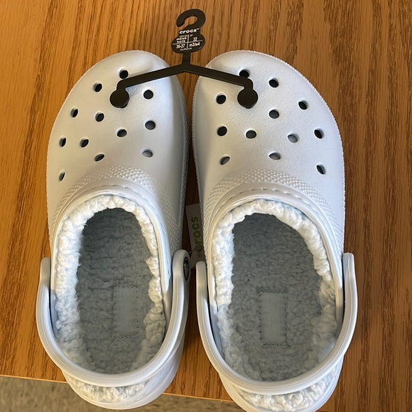 CROCS Shoes - womens 6 fuzzy crocs !